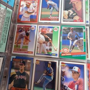 Book of more than 25 pages of of baseball cards